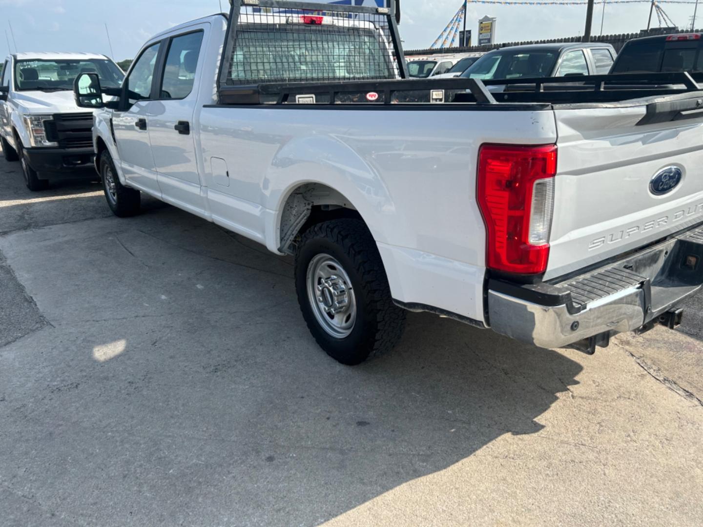 2019 White Ford F-250 SD Lariat Crew Cab Long Bed 2WD (1FT7W2A60KE) with an 6.2L V8 OHV 16V engine, 6A transmission, located at 1687 Business 35 S, New Braunfels, TX, 78130, (830) 625-7159, 29.655487, -98.051491 - Photo#1